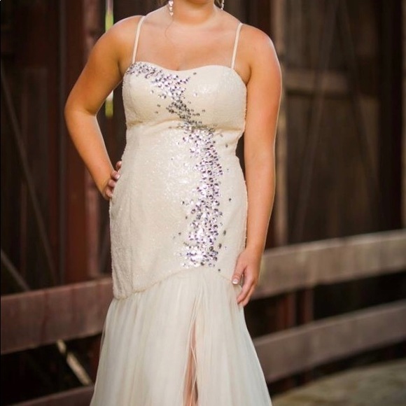 Prom, Wedding, Formal Cream mermaid gown. Back zip - Picture 2 of 6